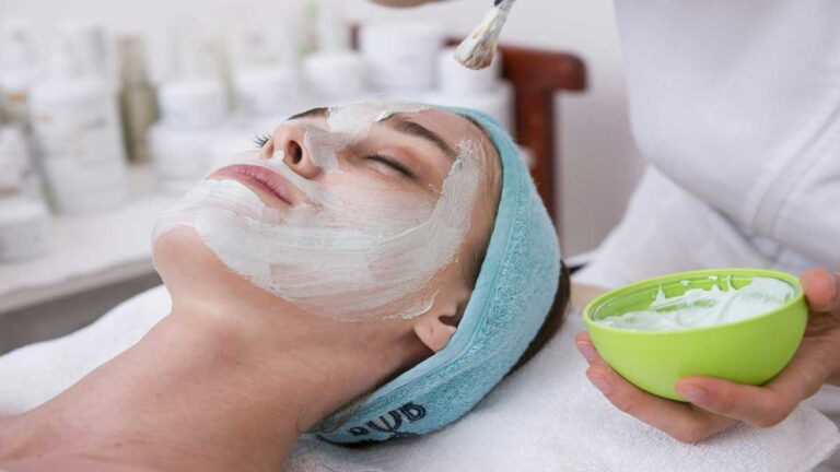 त्वचा के लिए Face Masks: प्रकार, नुस्खे और उपयोग