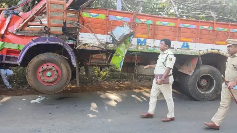Karnataka: कलबुर्गी में खड़ी ट्रक में वैन के घुसने से पांच लोगों की मौत, 10 घायल