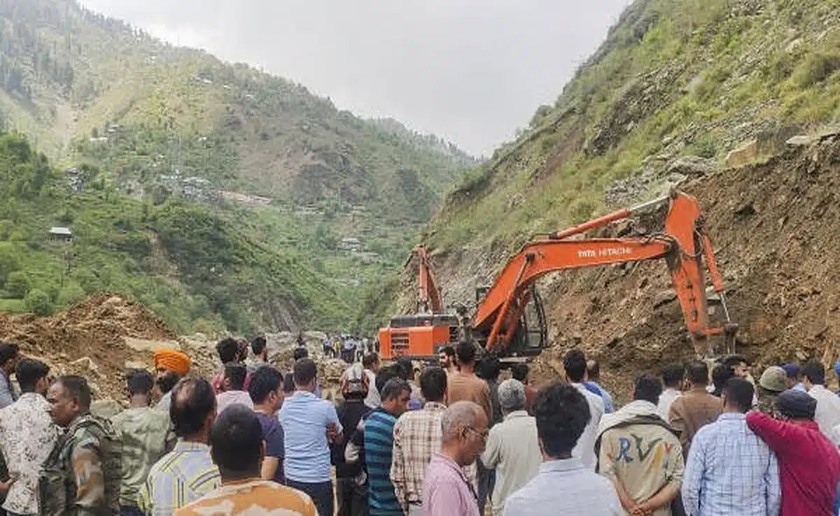 Landslide due to heavy rain in Jammu-Kashmir, 3 dead, road leading to Kashmir blocked