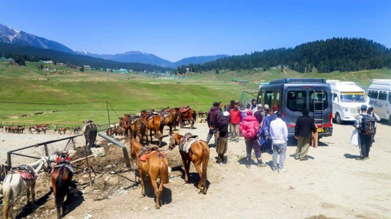 Jammu-Kashmir सरकार ने 87 में से 48 पर्यटन स्थलों को बंद किया