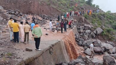 Landslide due to heavy rain in Jammu-Kashmir, 3 dead, road leading to Kashmir blocked