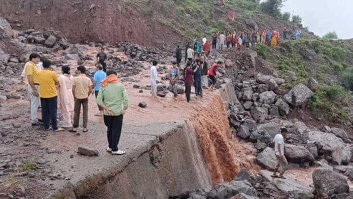 Landslide due to heavy rain in Jammu-Kashmir, 3 dead, road leading to Kashmir blocked