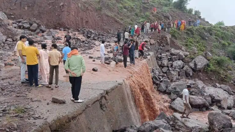 Jammu-Kashmir में भारी बारिश से भूस्खलन, 3 की मौत, कश्मीर जाने वाला मार्ग अवरुद्ध