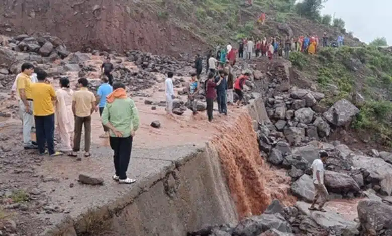 Landslide due to heavy rain in Jammu-Kashmir, 3 dead, road leading to Kashmir blocked
