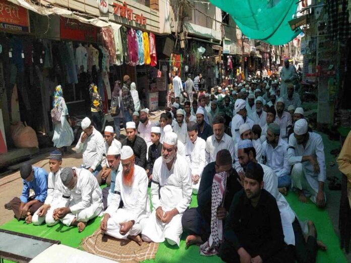 Muslims in Bhopal wore black bands to protest against the Pahalgam attack