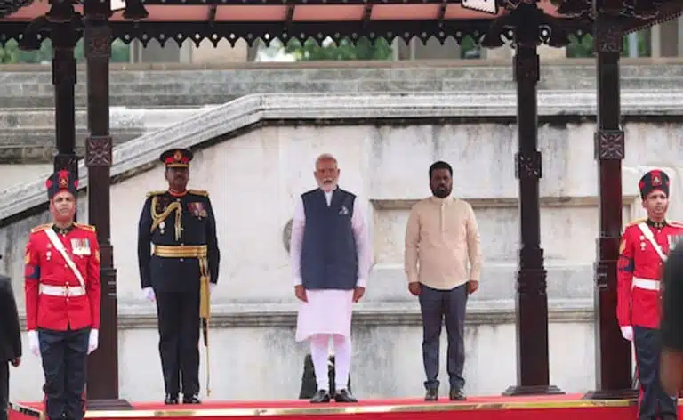 श्रीलंका: PM Modi का कोलंबो में स्वतंत्रता चौक पर औपचारिक स्वागत हुआ