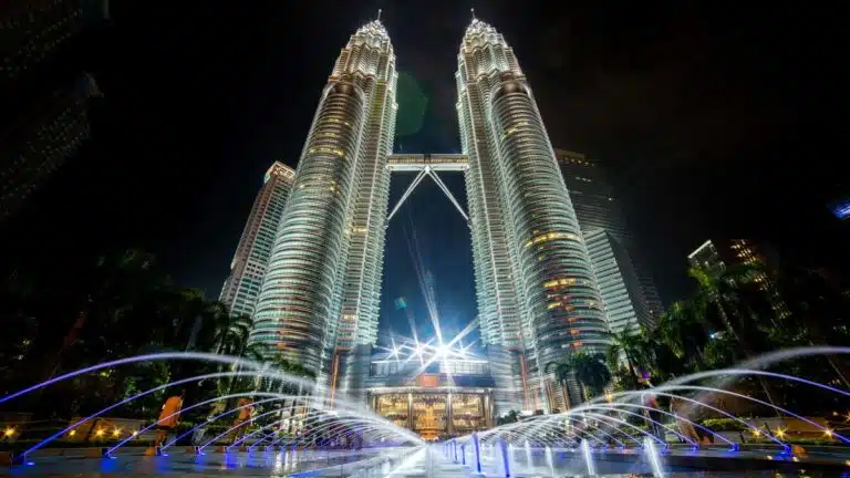 Petronas Twin Towers: मलेशिया का गौरव और आधुनिक वास्तुकला का प्रतीक