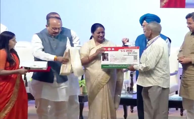 Pradhan Mantri Vaya Vandana Yojana: दिल्ली में 70+ आयु के वरिष्ठ नागरिकों को आयुष्मान भारत कार्ड वितरित किए गए