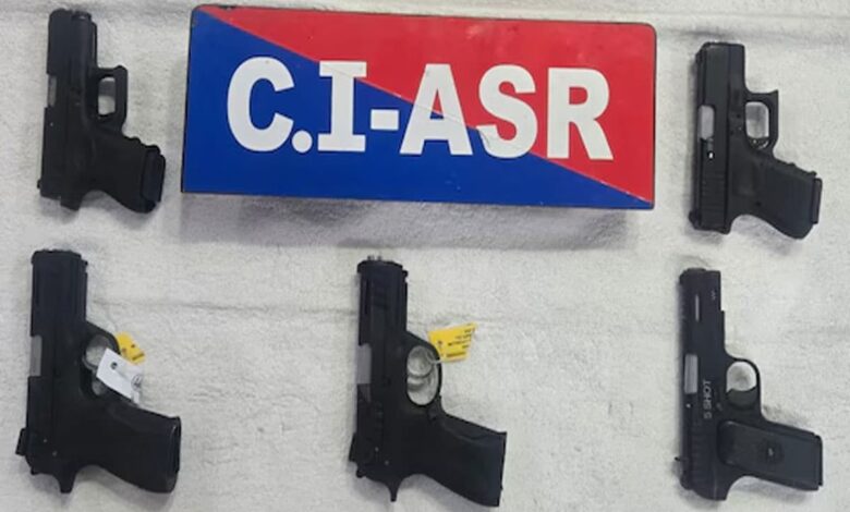 A man arrested with 5 pistols in Punjab, accused of having links with Pakistan