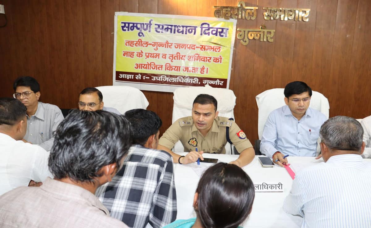 “Complete Solution Day” was organized in Sambhal under the chairmanship of DM and SP