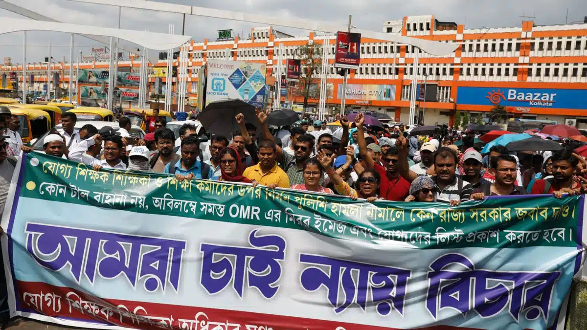 Teachers who lost their jobs in West Bengal protest, adamant on the demand for OMR sheets