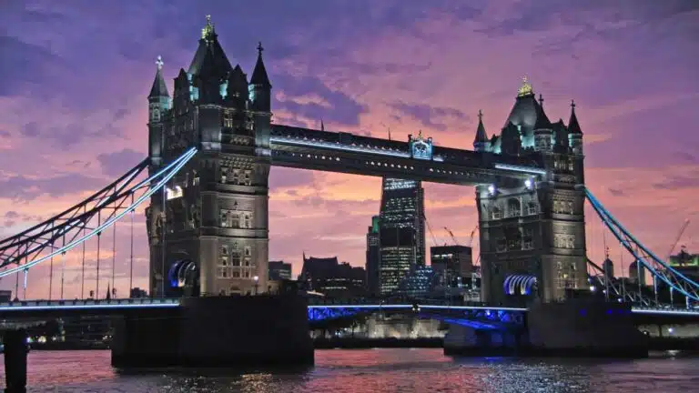 Tower of London: ब्रिटेन का ऐतिहासिक किला और सांस्कृतिक धरोहर