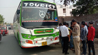 Traffic campaign intensifies in Sambhal, hunter runs on vehicles parked in no parking areas