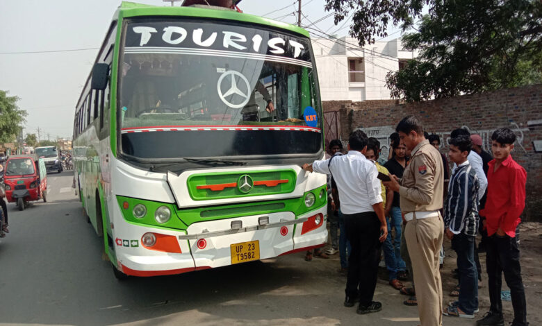 Traffic campaign intensifies in Sambhal, hunter runs on vehicles parked in no parking areas