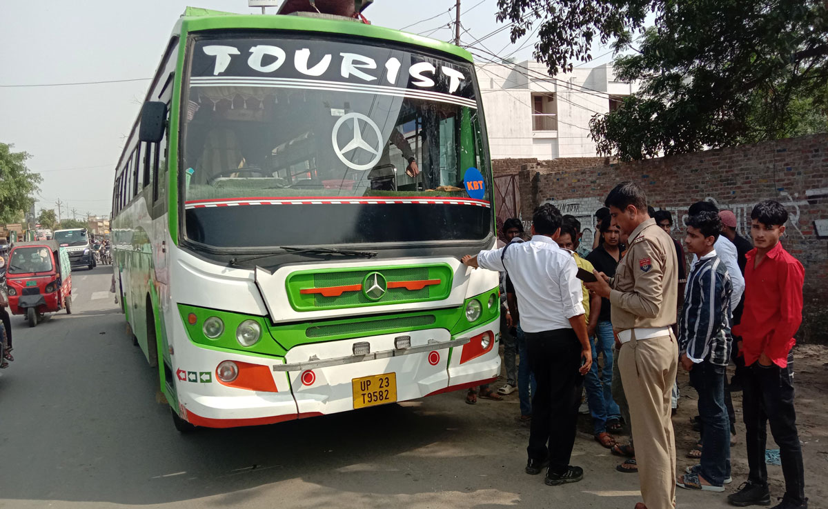 Traffic campaign intensifies in Sambhal, hunter runs on vehicles parked in no parking areas