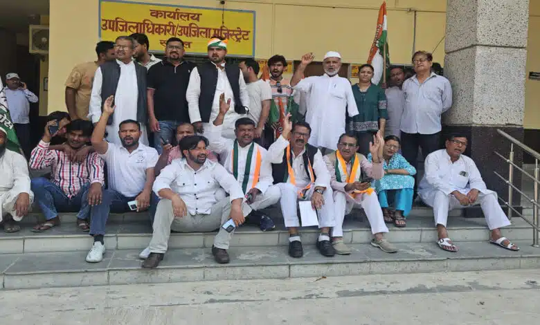 Congress staged a sit-in protest against ED action in Sambhal