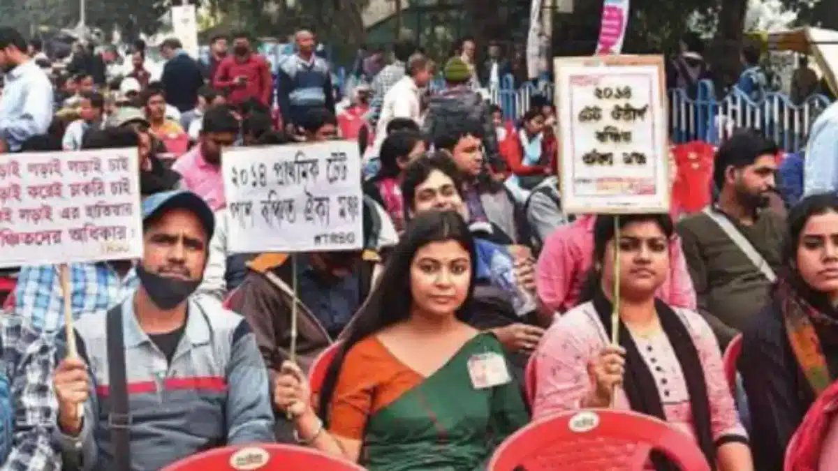 Teachers who lost their jobs in West Bengal protest, adamant on the demand for OMR sheets