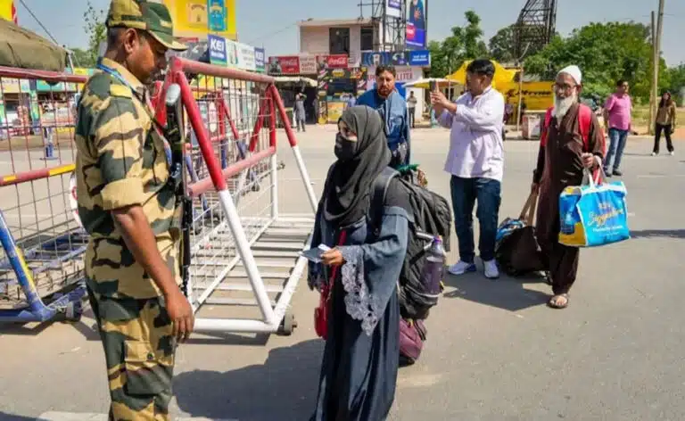 India ने अटारी सीमा पर पाक नागरिकों को दी मानवीय राहत