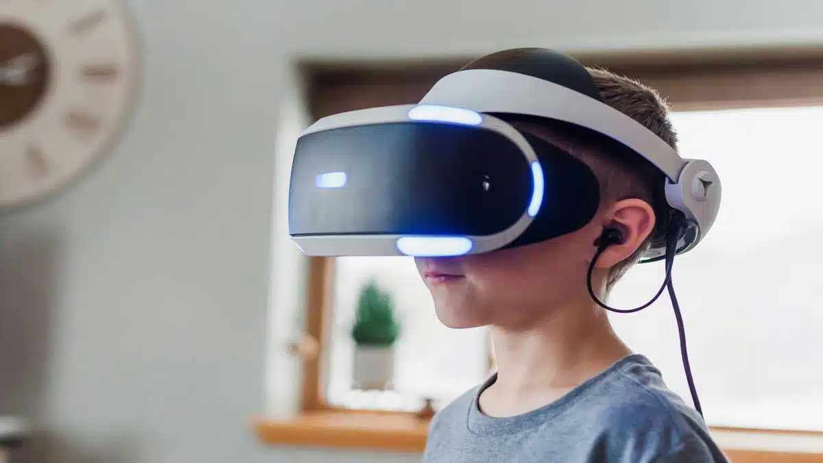 Augmented Reality (AR): Technology, Applications
