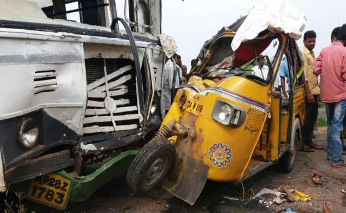 4 members of a family died in a collision between an auto-rickshaw and a bus in UP