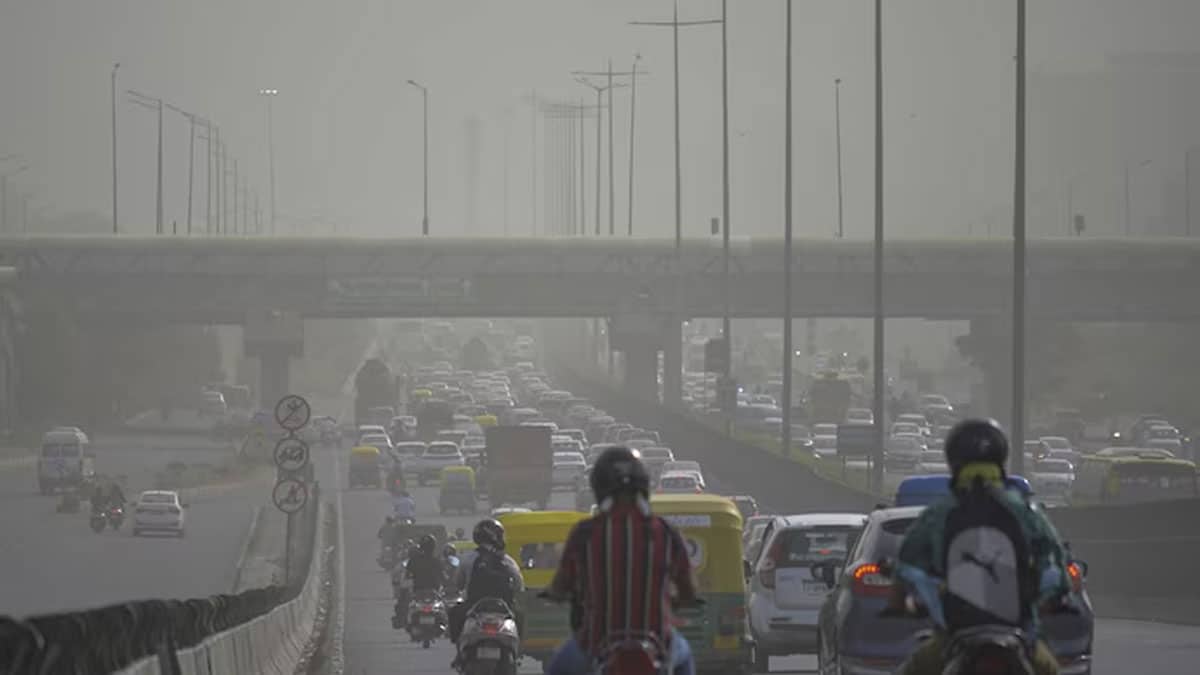 Delhi: Due to sudden change in weather, dust storm occurred in NCR, air quality reached poor category