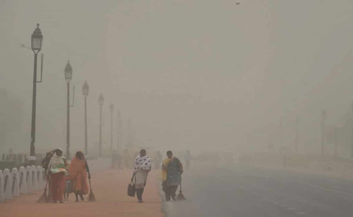 Delhi: Due to sudden change in weather, dust storm occurred in NCR, air quality reached poor category
