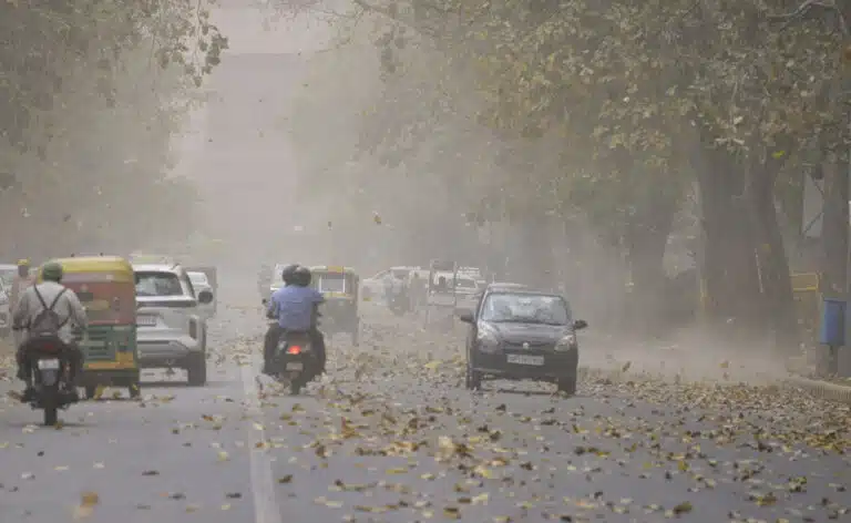 Delhi: अचानक मौसम परिवर्तन के कारण एनसीआर में धूल भरी आंधी चली, वायु गुणवत्ता खराब श्रेणी में पहुंची