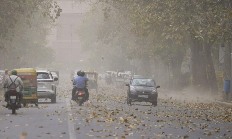 Delhi: Due to sudden change in weather, dust storm occurred in NCR, air quality reached poor category