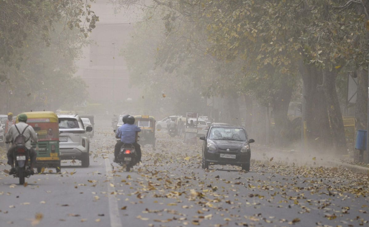 Delhi: Due to sudden change in weather, dust storm occurred in NCR, air quality reached poor category