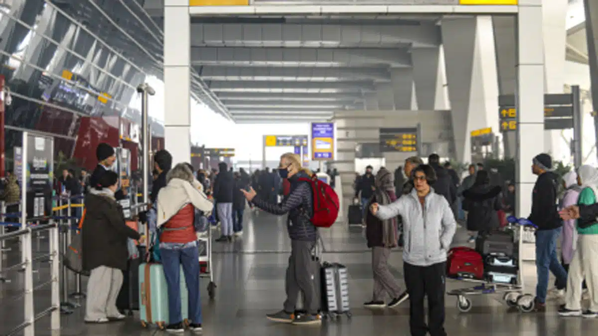 Delhi airport issues advisory Heavy rain in Delhi-NCR, 13 flights diverted due to storm, IGI Airport issued advisory for passengers
