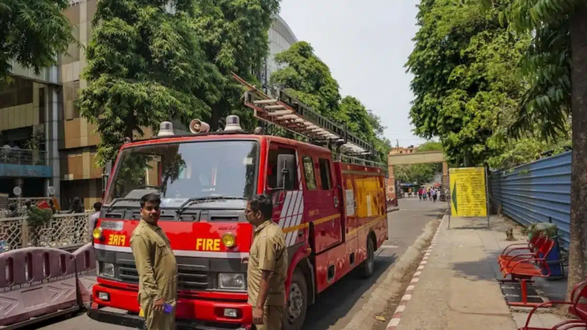 Delhi Fire broke out at Shri Guru Govind Singh College of Commerce in Pitampura, Delhi