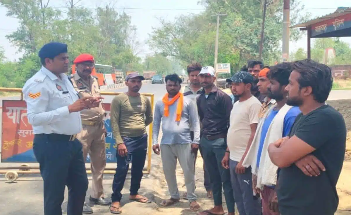 Focus on traffic rules in Sambhal 1 Digital road safety mission conducted in Sambhal, hundreds of passengers became aware