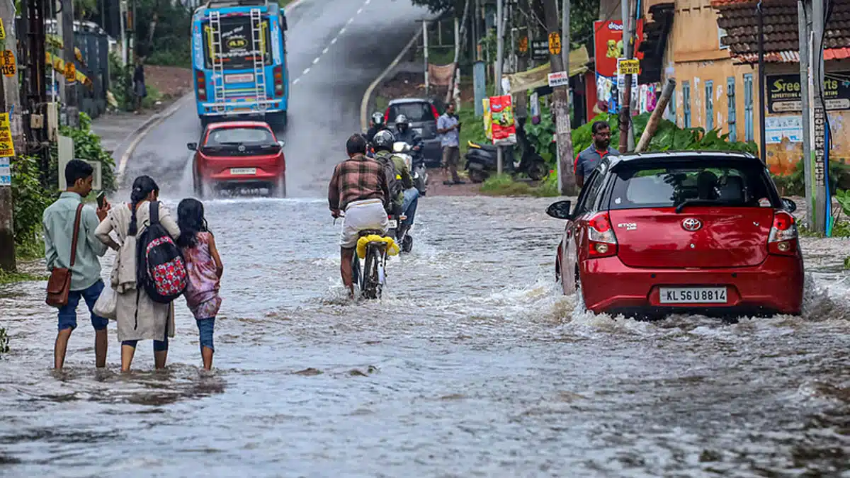 Heavy rain 3 Heavy rains in Kerala affect normal life, red and orange alerts issued in many districts