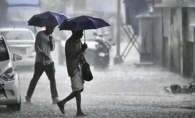 Heavy rains in Kerala affect normal life, red and orange alerts issued in many districts