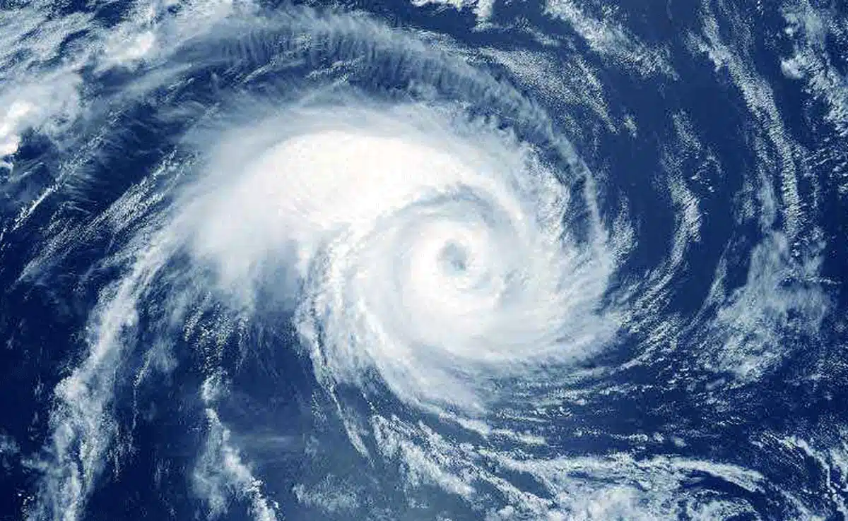 Low pressure area over Arabian Sea Heavy rain in Delhi-NCR, 13 flights diverted due to storm, IGI Airport issued advisory for passengers