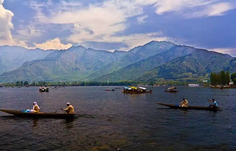 Kashmir घाटी में शांति, व्यापारियों को पर्यटन के फिर से शुरू होने की उम्मीद