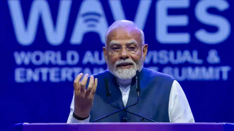 PM Modi ने मुंबई में ‘वेव्स समिट 2025’ का उद्घाटन किया, वैश्विक रचनात्मक सहयोग का आह्वान किया