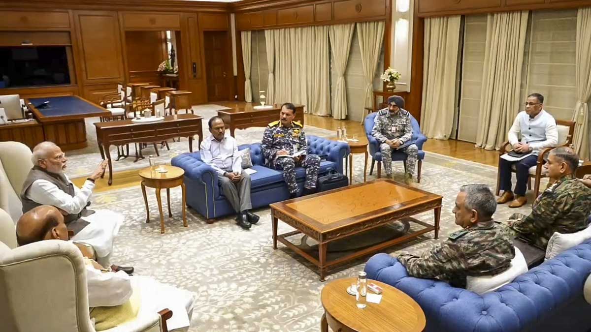 PM Modi held a meeting with the army and ministers