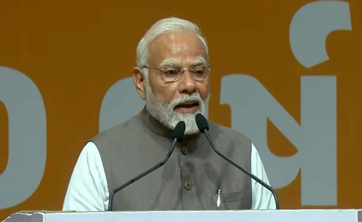 PM Narendra Modi PM Modi roared in Gandhinagar: 'If we had followed Sardar's strategy, POK would have been ours'