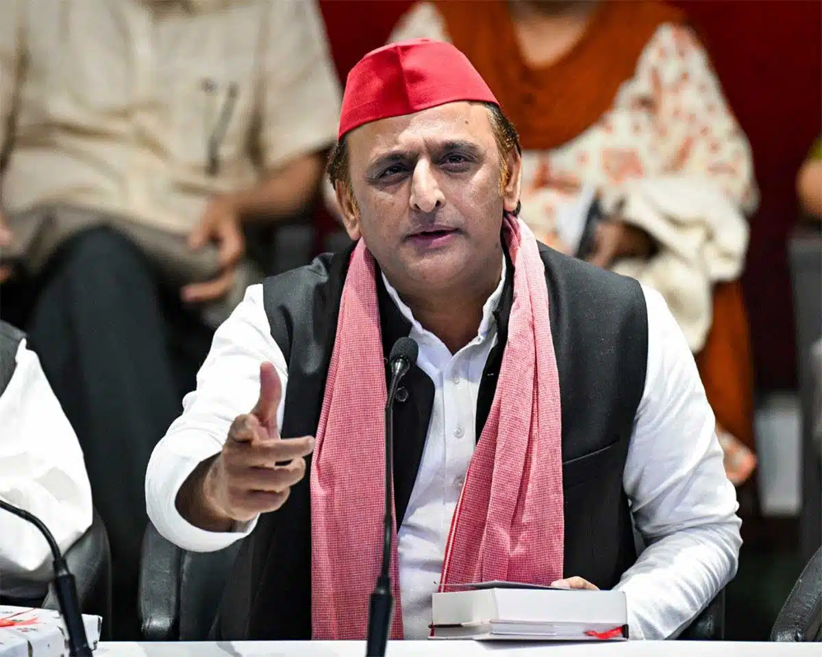 Politics over Akhilesh Yadav maafi maang poster