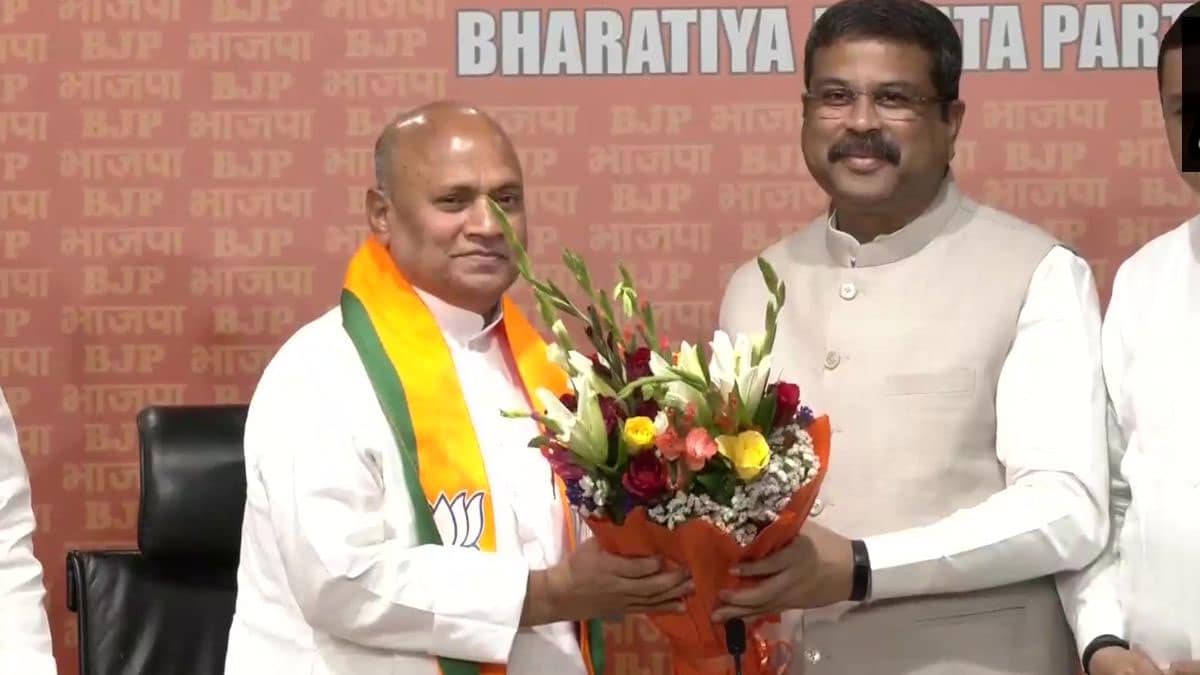 
Former JDU leader RCP Singh joins Prashant Kishore's Jan Suraj Party