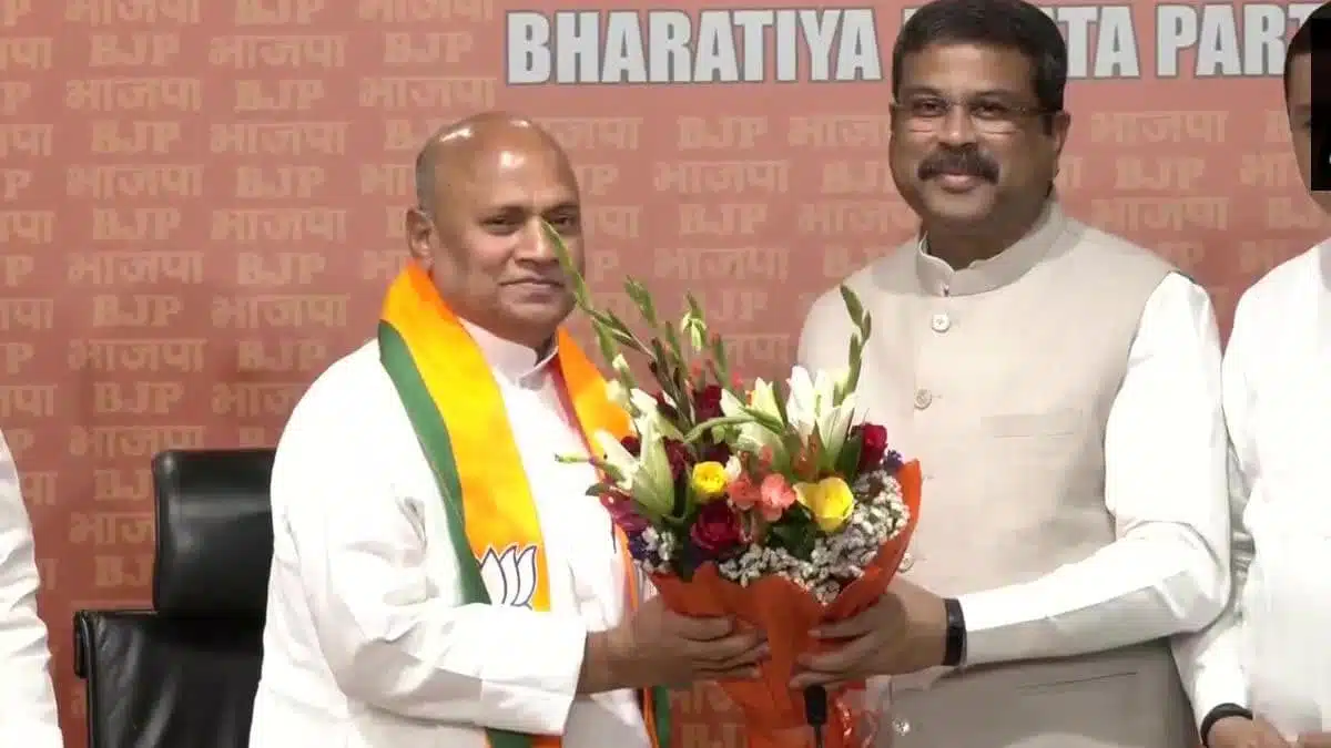  Former JDU leader RCP Singh joins Prashant Kishore's Jan Suraj Party