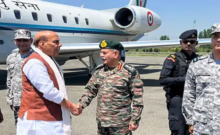 Rajnath Singh और वायुसेना प्रमुख एपी सिंह गुजरात के भुज एयरफोर्स स्टेशन पहुंचे।