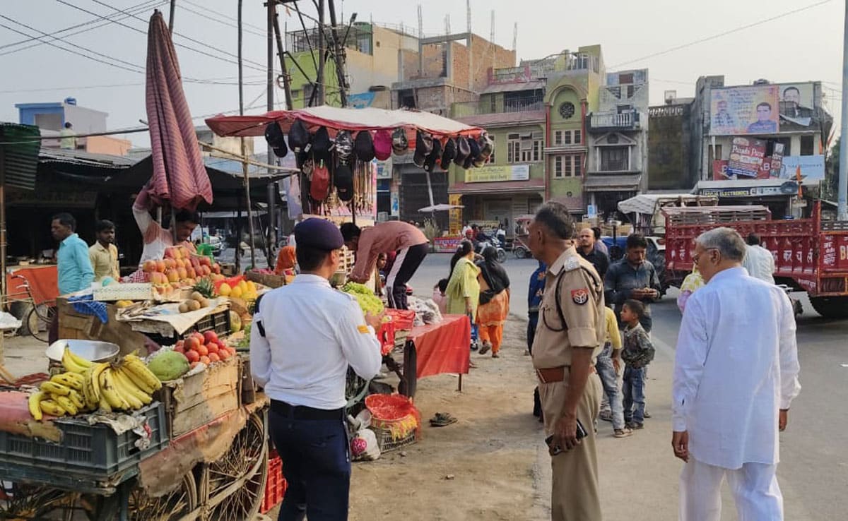 Sambhal 5 Special campaign of traffic police in Sambhal, major action against disorderly vehicles and encroachment