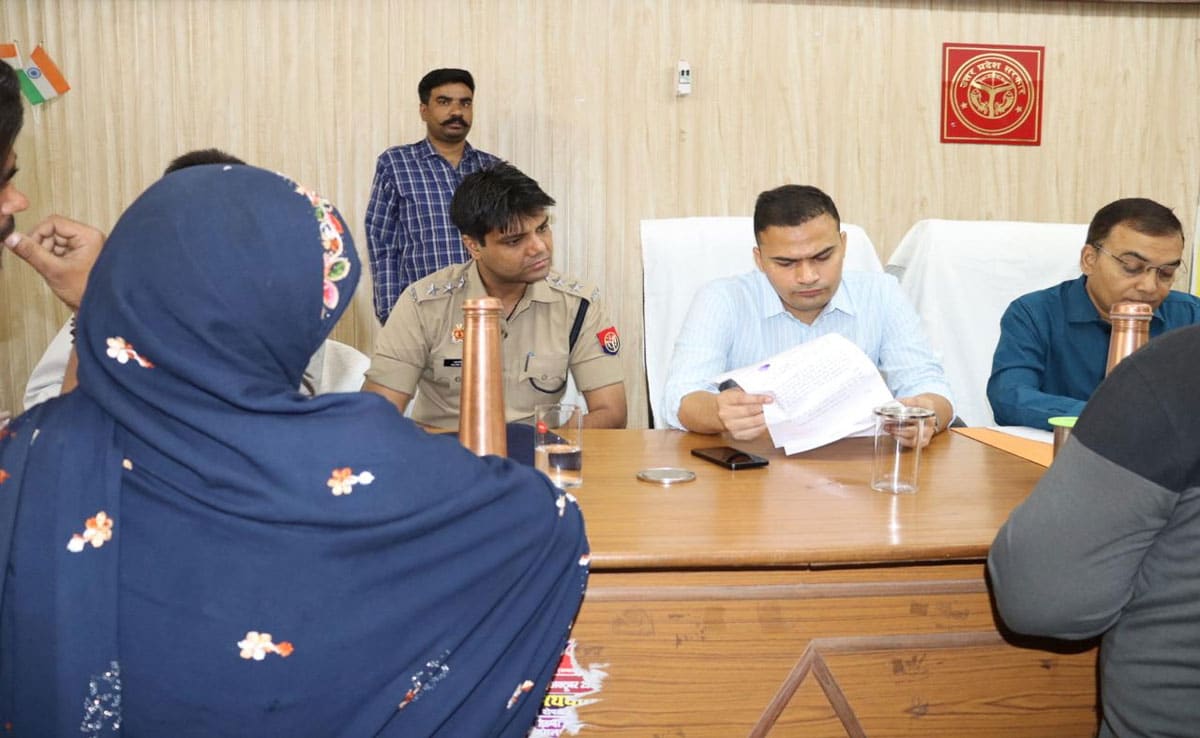 Sambhal
SP Sambhal heard public problems in Chandausi, instructed officials to resolve them immediately