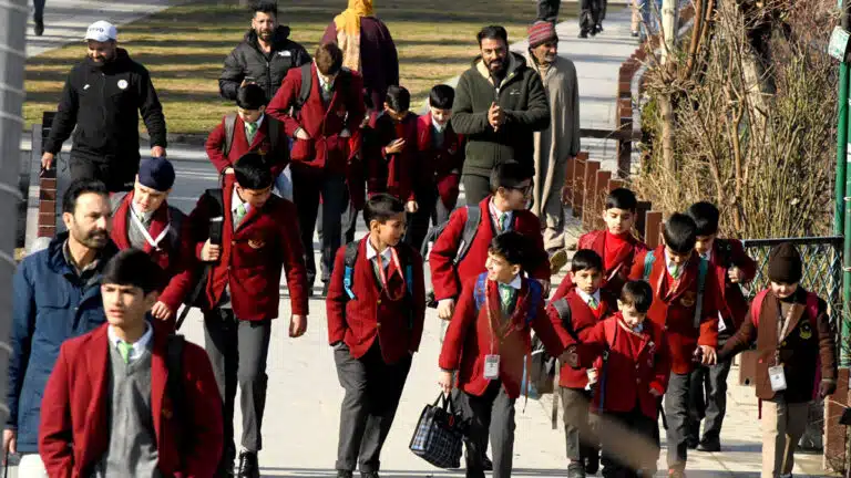 सीमावर्ती क्षेत्रों को छोड़कर पूरे Kashmir में आज से खुलेंगे स्कूल, यहां देखें पूरी जानकारी