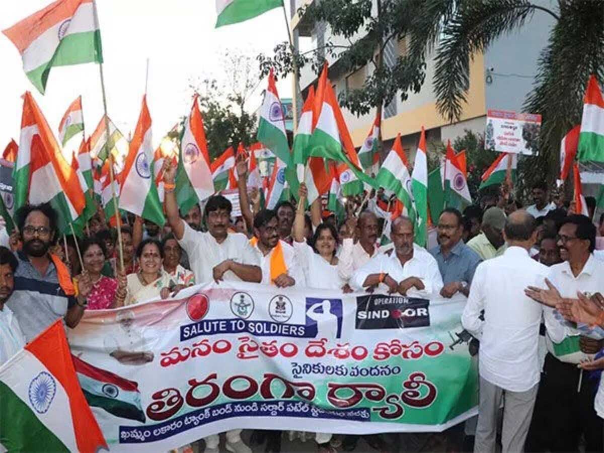 Scuffle during BJPs Tiranga rally in Telangana 3 Scuffle during BJP's Tiranga rally in Telangana
