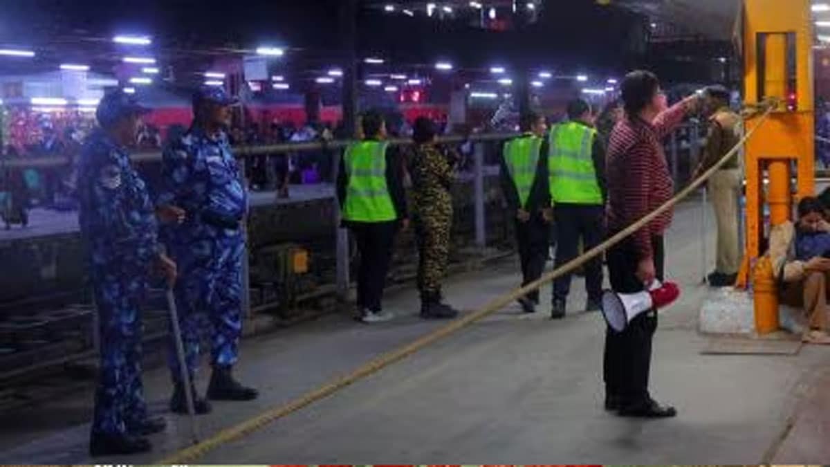 Security scare at New Delhi Railway Station after unclaimed bag found Heavy security alert after bag found at New Delhi Railway Station, police and bomb squad deployed