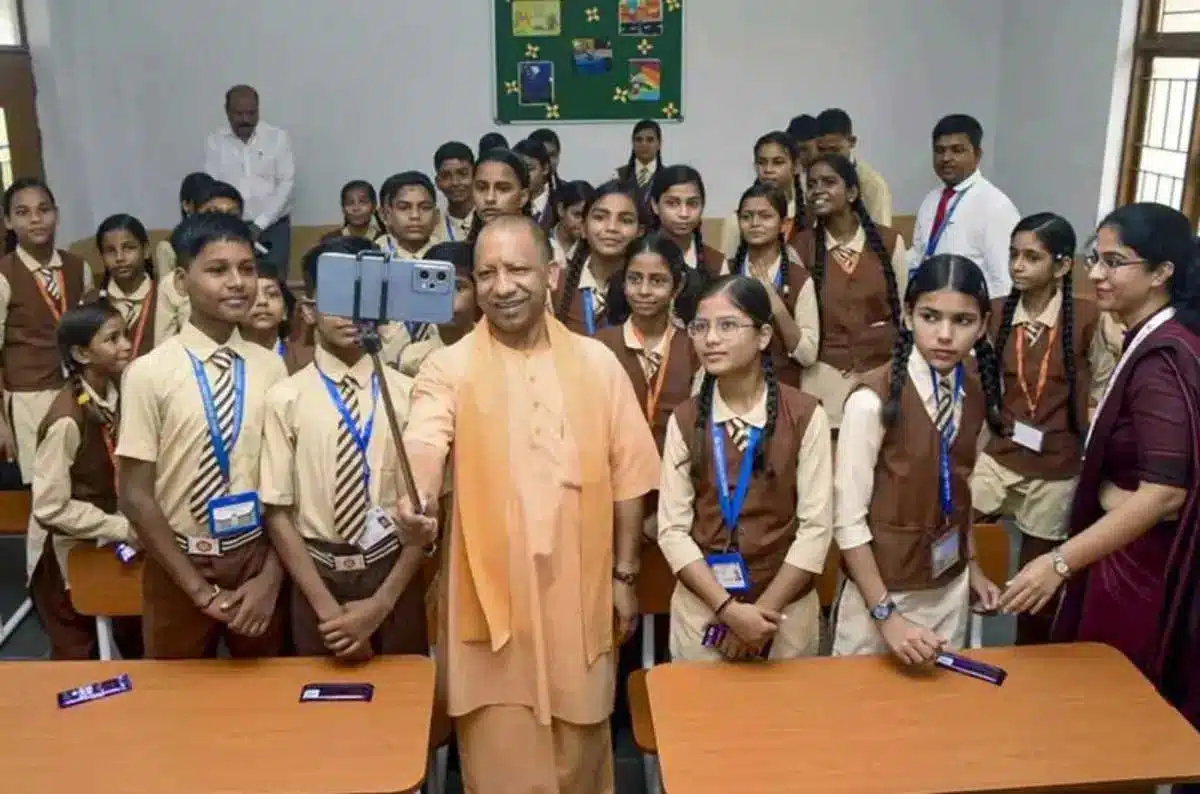 Yogi Adityanath supports virtual education in schools