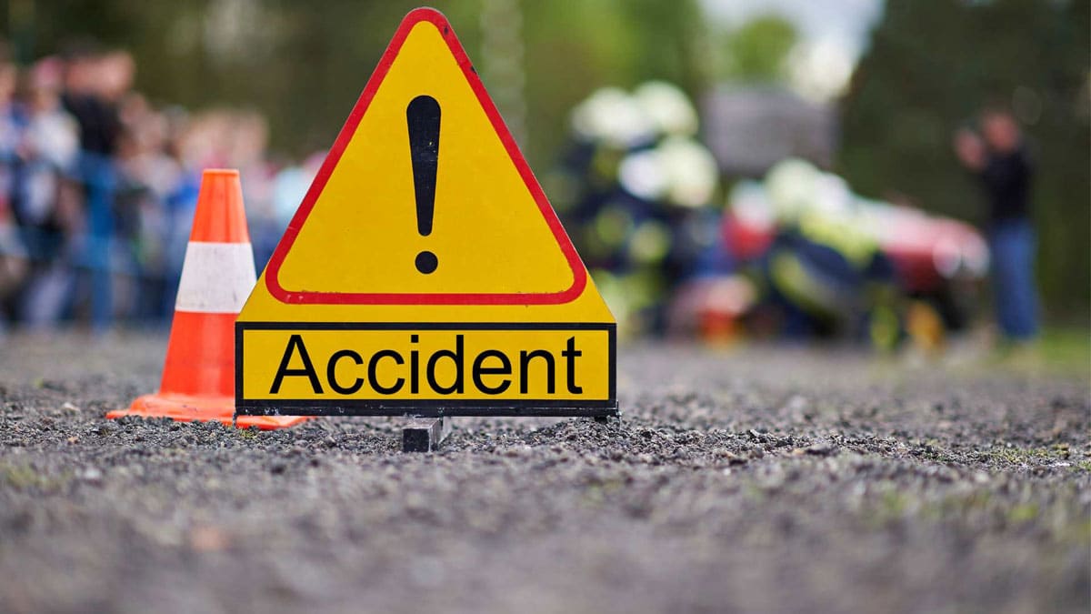 4 members of a family died in a collision between an auto-rickshaw and a bus in UP